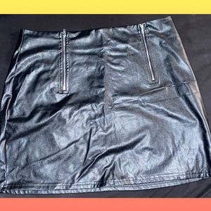 🖤Faux Black skirt 🖤